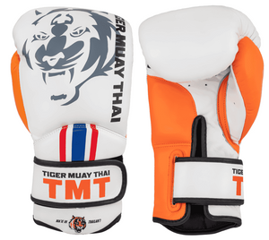 Guantes de Muay Thai marca Tiger por delante y por detras color blanco y naranja. Logo Tiger en el centro. Hechos de piel de vaca con relleno en Flex. Velcro seguro. Imagen frontal.