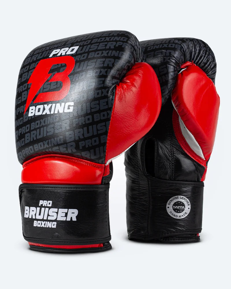 Guantes de boxeo Bruiser color negro y rojo con detalles en blanco. Logo en el centro. Hechos de piel de vacuno con multicapa absorbente. Cierre de velcro seguro. Imagen frontal.