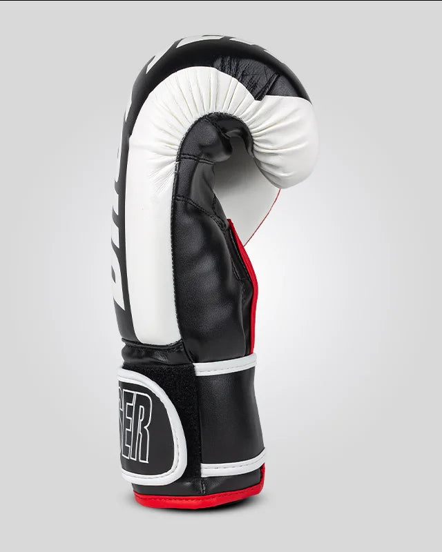 Guantes de boxeo blancos y negros con detalles rojos, para muay thai y kick boxing con cierre velcro seguro. Perfil derecho.