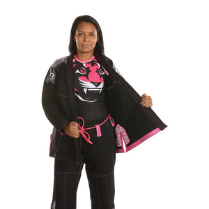 Kimono de Jiu Jitsu para mujer marca Bruiser color negro con detalles rosas. Llevado por modelo mirando al frente abriéndolo. Hecho de algodón con costuras reforzadas y tejido doble capa.