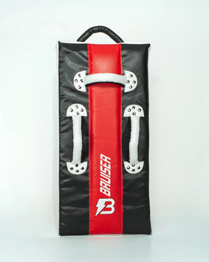 Pao escudo gigante "Bruiser" rojo con detalles blancos y negros. Hecho de materiales de alta calidad con relleno de alta densidad. Agarres reforzados Para Boxeo, Muay Thai, Karate, Taekwondo, Kickboxing. Imagen trasera.
