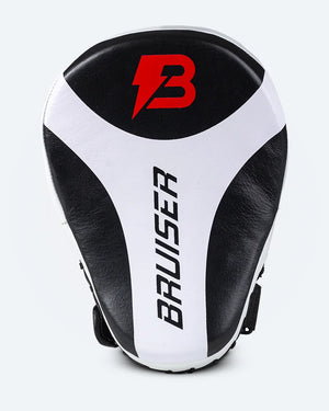 Manopla curvada marca Bruiser color negro y blanco. Logo en el centro de color rojo y en vertical en letras negras. Hecha de cuero con acolchado de es puma denso. Imagen frontal.