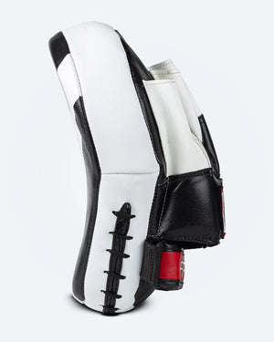 Perfil izquierdo manopla curvada marca Bruiser color negro y blanco. Hecha de cuero con acolchado de espuma denso. Palmas acolchadas y bola de agarre. Bolsillo de cuero para la mano.
