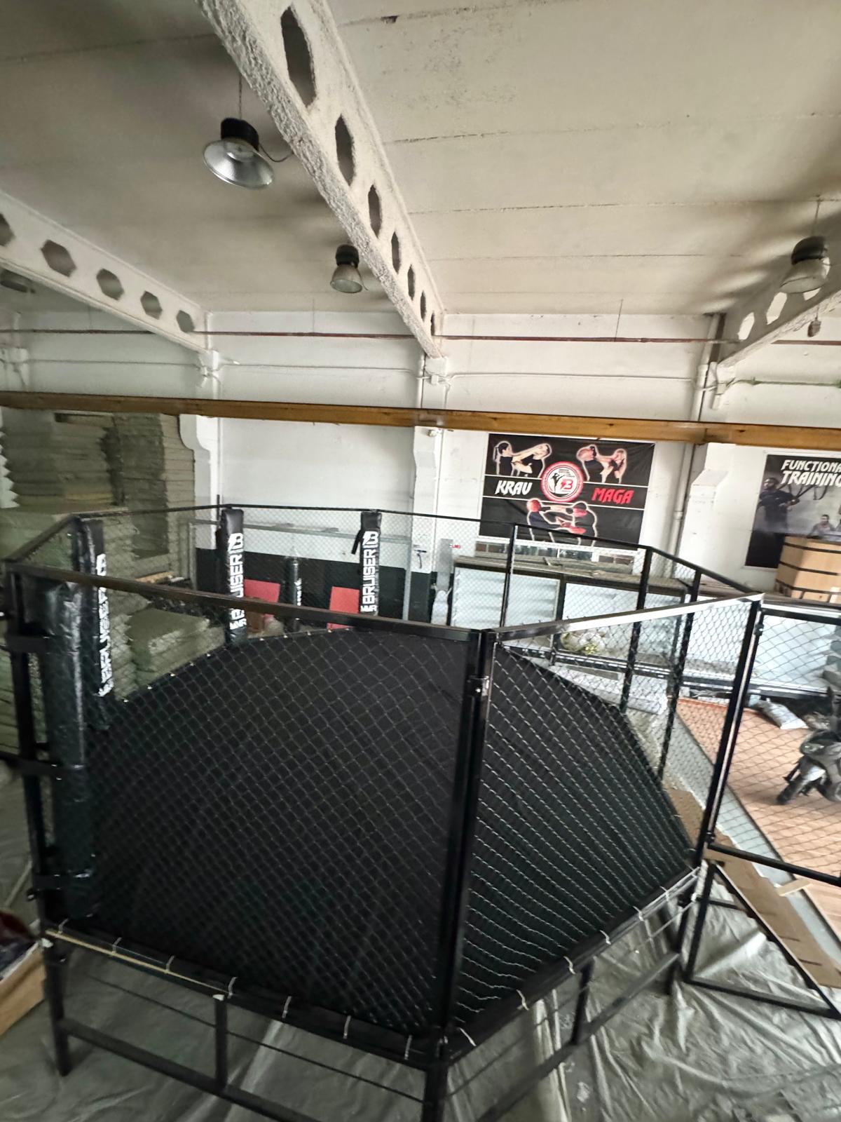 Jaula de MMA 5x5 octogonal. Base robusta con paneles de malla reforzada. Para gimnasios, academias de artes marciales y eventos de artes marciales mixtas.