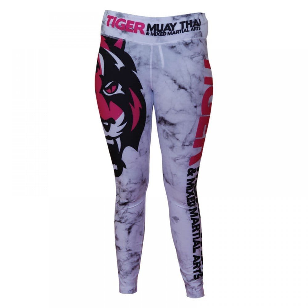 Mallas "TMT" color blanco con detalles negros y rosas. Logo en grande de color rosa en pierna derecha. Hechas de poliester y spandex. Cordón de ajuste de cintura.