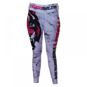 Mallas "TMT" color blanco con detalles negros y rosas. Logo en grande de color rosa en pierna derecha. Hechas de poliester y spandex. Cordón de ajuste de cintura.