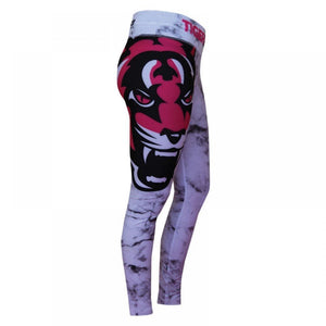 Mallas "TMT" color blanco con detalles negros y rosas. Logo en grande de color rosa en pierna derecho. Hechas de poliester y spandex. Cordón de ajuste de cintura. Perfi derecho.