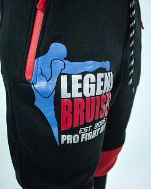 Enfoque detallado logo Bruiser color blanco, azul y rojo.