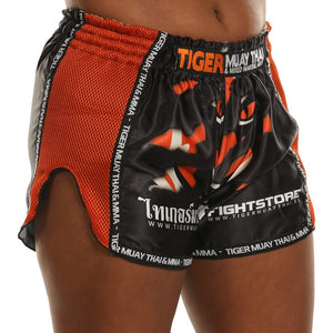 Pantalón corto Tiger para niños color negro y naranja. Logo en la cintura y diseño de tigre en el centro. Perfil derecho.