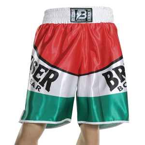 Pantalón deportivo de boxeo Bruiser color rojo, blanco y verde llevado por cintura de maniquí. Logo escrito "Bruiser" a los lados y en la cinta superior. Hecho de poliester de alta calidad. Diseñado con corte ideal para la práctica de boxeo. Imagen frontal.