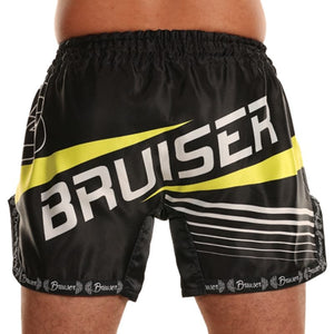 Pantalón deportivo Bruiser para Muay Thai color negro con detalles amarillos y logo "Bruiser" escrito en el centro de color blanco, llevado por modelo de cintura. Logo lateral sublimado. Diseño con 6 rayas. 100% poliéster, experiencia ligera. Cinturón elástico con costuras reforzadas. Imagen trasera.