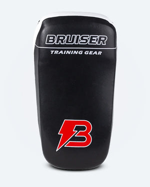 Pao Bruiser color negro con detalles blancos. Logo de la marca en rojo en la parte frontal inferior y "BRUISER" escrito en letras blancas en la superior. Hecho de polipiel. Imagen frontal.