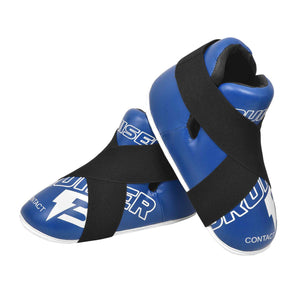 Protectores de pie "Bruiser" color azul para kickboxing, taekwondo o muay thai, uno encima del otro. Hechos de polipiel Sistema de sujeción con elástico y cierre de velcro. Imagen frontal.