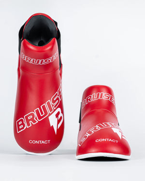 Protectores de pie "Bruiser" color rojo para kickboxing, taekwondo o muay thai. Pie izquierdo de pie. Hechos de polipiel. Sistema de sujeción con elástico y cierre de velcro. Imagen frontal.