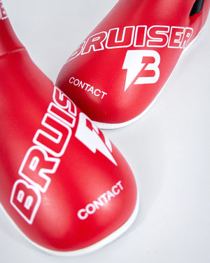 Enfoque detallado protectores de pie "Bruiser" rojos.