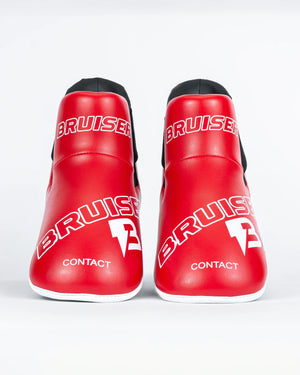 Protectores de pie "Bruiser" color rojo para kickboxing, taekwondo o muay thai. Hechos de polipiel. Sistema de sujeción con elástico y cierre de velcro. Imagen frontal.