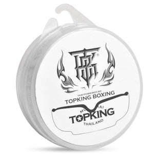 Protector bucal transparente blanco de la marca Top King para boxeo, MMA y deportes de contacto. Materiales de alta calidad, protector es moldeable con calor.
Caja protectora blanca con logotipo de la marca.
Diseño cómodo y resistente pensado para entrenamiento y sparring.