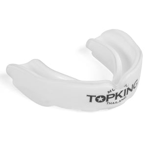 Plano cercano de bucal Top King blanco.