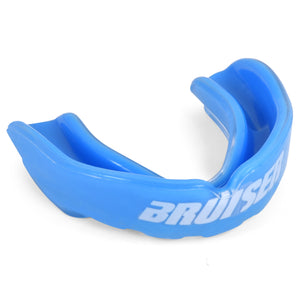 Plano cercano de bucal "Bruiser" azul con logotipo de la marca.