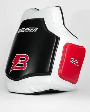 Ventral "Bruiser" color blanco negro y rojo, con logo en la parte frontal. "GEL" escrito en los laterales. Ajuste al cuerpo y velcro reforzado. Imagen perfil izquierdo.