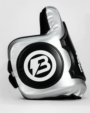 Ventral "Bruiser" color gris y negro. Logo de "Bruiser" en los laterales. Ajuste al cuerpo y velcro reforzado. Imagen perfil derecho.