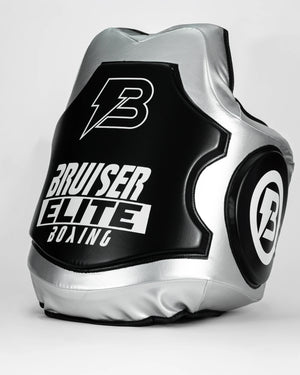 Ventral "Bruiser" color gris y negro, con logo en la parte frontal y en los laterales. Ajuste al cuerpo y velcro reforzado. Imagen perfil izquierdo.
