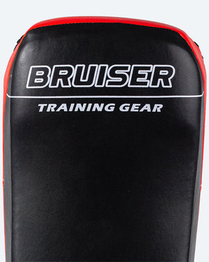Enfoque detallado logo Bruiser parte frontal superior color blanco.