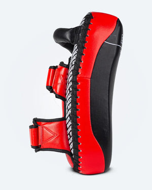 Lateral de Pao Bruiser color negro y rojo. Hecho de cuero y micro fibra con espuma inteligente. Para Karate, Muay Thai, Jiu Jitsu, Kickboxing. Perfil derecho.