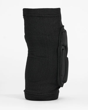 Rodilleras Bruiser de color negro. Logo en el centro. Protección, comodidad y libertad de movimiento seguras. Para sparring, BJJ y MMA. Perfil derecho.