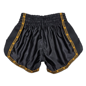 Pantalón corto de Muay Thai marca Bruiser color negro y dorado. Logo en el centro. Hecho de poliéster. Imagen trasera.