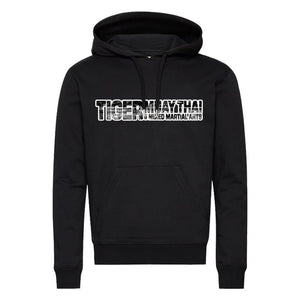Sudadera con capucha marca Tiger color negro. Logo Tiger Muay Thai en en el centro escrito en letras negras y blancas.