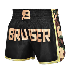 Short de Muay Thai "Bruiser" satén color negro con detalles dorados y diseño camuflaje. Logo en el centro y cintura elástica. Diseño camuflaje a los lados. Perfil izquierdo.