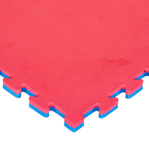 Esquina de tatami puzzle 2cm color rojo y azul con acabado profesional y antildeslizante. Tamaño 100x100cm con grosor de 2cm. Fabricado en EVA.