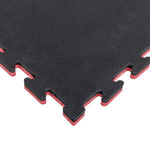 Esquina de tatami puzzle 2cm color negro y rojo con acabado profesional y antildeslizante. Tamaño 100x100cm con grosor de 2cm. Fabricado en EVA.
