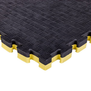Esquina de tatami puzzle 4 cm color negro y amarillo con acabado profesional y antildeslizante. Tamaño 100x100cm con grosor de 2cm. Fabricado en EVA.