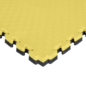 Esquina de tatami puzzle 4 cm color negro y amarillo con acabado profesional y antildeslizante. Tamaño 100x100cm con grosor de 2cm. Fabricado en EVA.