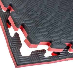 Tatami colocándose en pieza puzzle negra.