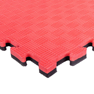 Tatami puzzle con grosor 4cm color rojo y negro reversible. Laterales lisos puzzle. Antideslizante tamaño 100x100cm. Foto esquina.