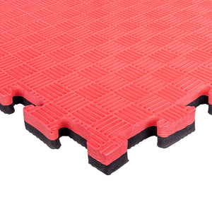 Esquina de tatami puzzle 2,5cm color rojo y negrocon acabado profesional y antildeslizante. Tamaño 100x100cm con grosor de 2,5cm. Fabricado en EVA.