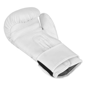 Detalle de costuras reforzadas y material premium en los guantes de boxeo blancos para entrenamiento Spirit.