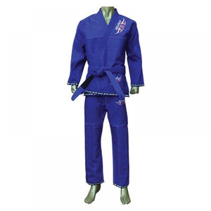 Kimono de Jiu Jitsu color azul con detalles rojos, llevado por maniquí con cinturón azul. Logo de "Bruiser" bordado en las dos mangas y en la parte izquierda superior e inferior. Hecho de 100% algodón, ajuste perfecto. Imagen frontal. 