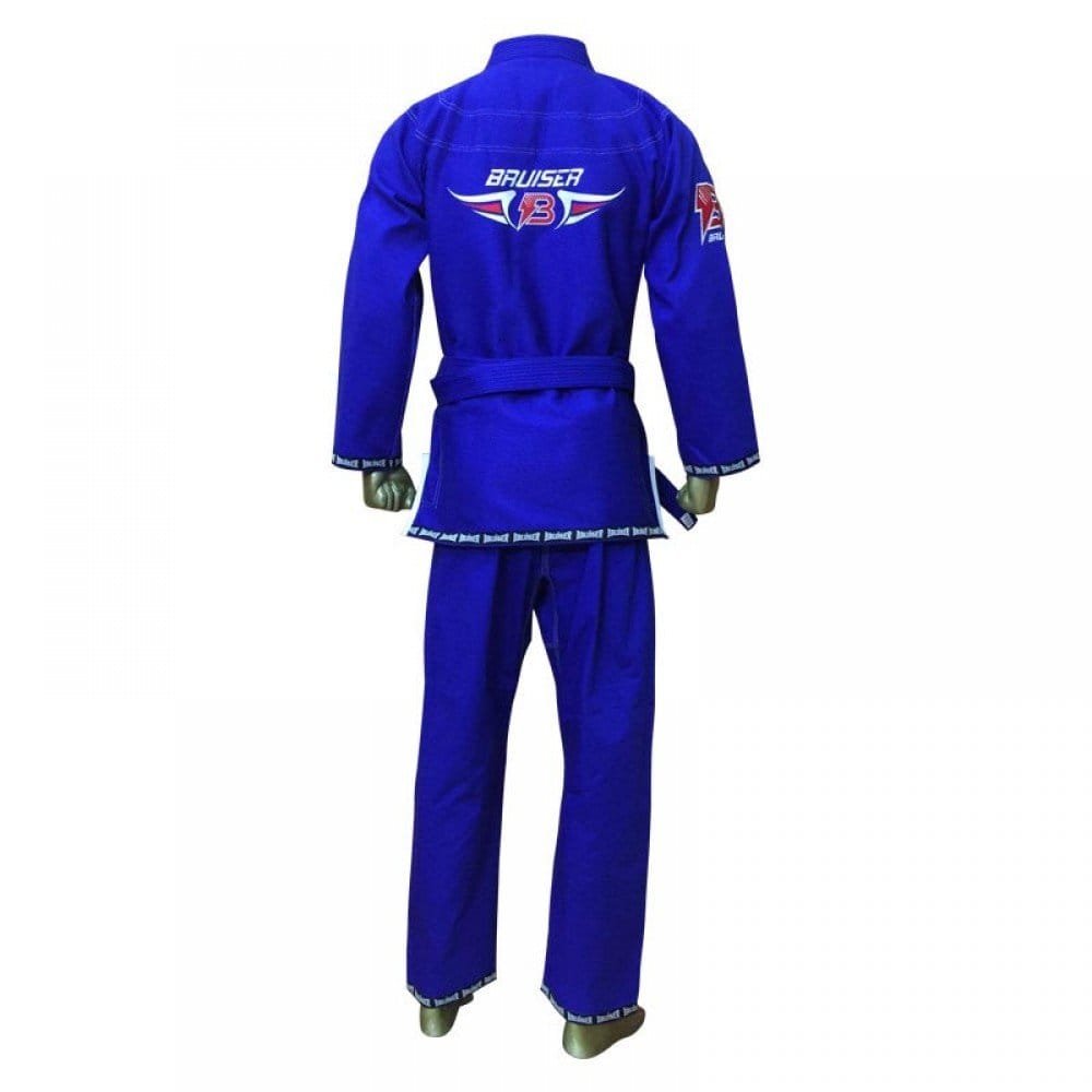 Kimono de Jiu Jitsu color azul con detalles rojos, llevado por maniquí de espaldas con cinturón azul. Logo de "Bruiser" bordado en manga derecha y parte trasera superior. Hecho de 100% algodón, ajuste perfecto. Imagen trasera. 