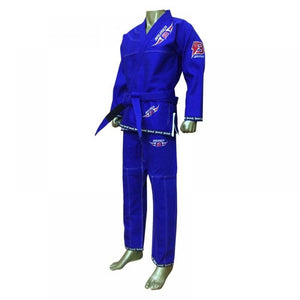 Kimono de Jiu Jitsu color azul con detalles rojos, llevado por maniquí con cinturón azul. Logo de "Bruiser" bordado en las dos mangas y en la parte izquierda superior e inferior. Hecho de 100% algodón, ajuste perfecto. Imagen lateral. 