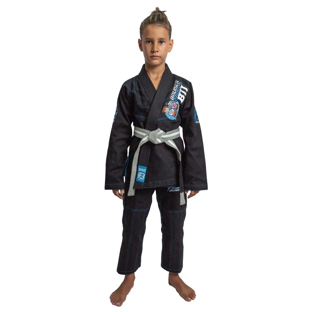 Kimono de Jiu Jitsu "JÚNiOR" negro con detalles azules, llevado por modelo con brazos estirados y cinturón gris y blanco. Diseño logo bordado en las dos mangas y logo de "Bruiser" en parte inferior. Hecho de 100% algodón, ajuste perfecto. Imagen frontal.