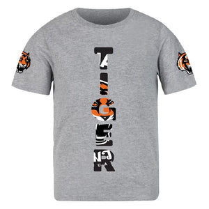 Camiseta Tiger Muay Thai color gris por delante. "TIGER" escrito en el centro en vertical en letras grandes. Logo en mangas. Hecha de algodón extrasuave. 