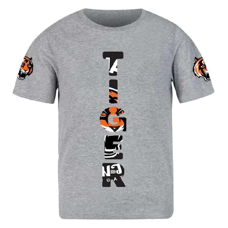 Camiseta Tiger Muay Thai color gris por delante. "TIGER" escrito en el centro en vertical en letras grandes. Logo en mangas. Hecha de algodón extrasuave. 