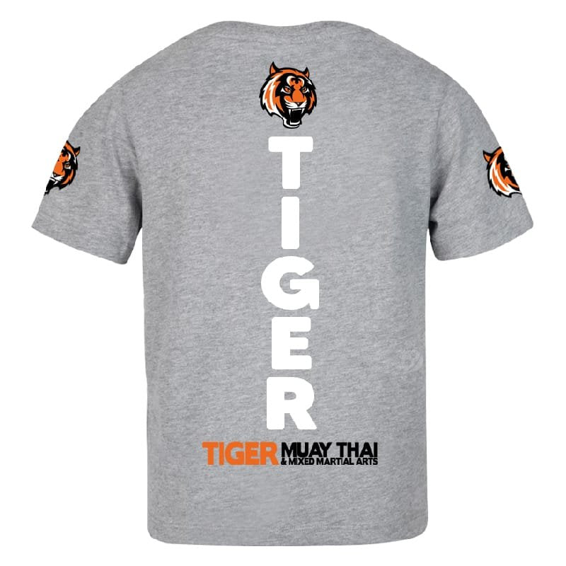 Camiseta Tiger Muay Thai color gris por delante. "TIGER" escrito en el centro en vertical en letras grandes. Logo en mangas. Hecha de algodón extrasuave. 