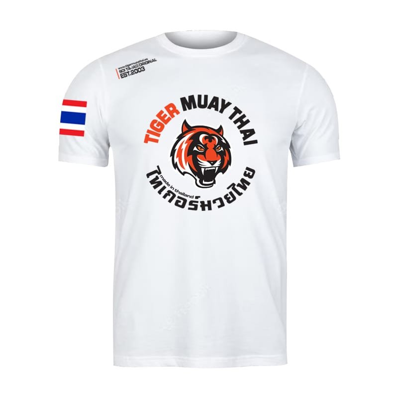 Camiseta marca Tiger color blanco. Logo en grande en el centro y bandera de Tailandia en manga. Hecha de algodón extrasuave con ajustado regular. Para muay thai, boxeo, ropa de calle. 