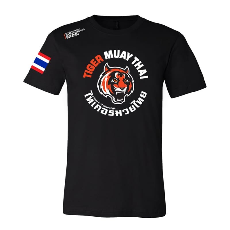 Camiseta marca Tiger color negro. Logo en grande en el centro y bandera de Tailandia en manga. Hecha de algodón extrasuave con ajustado regular. Para muay thai, boxeo, ropa de calle. 