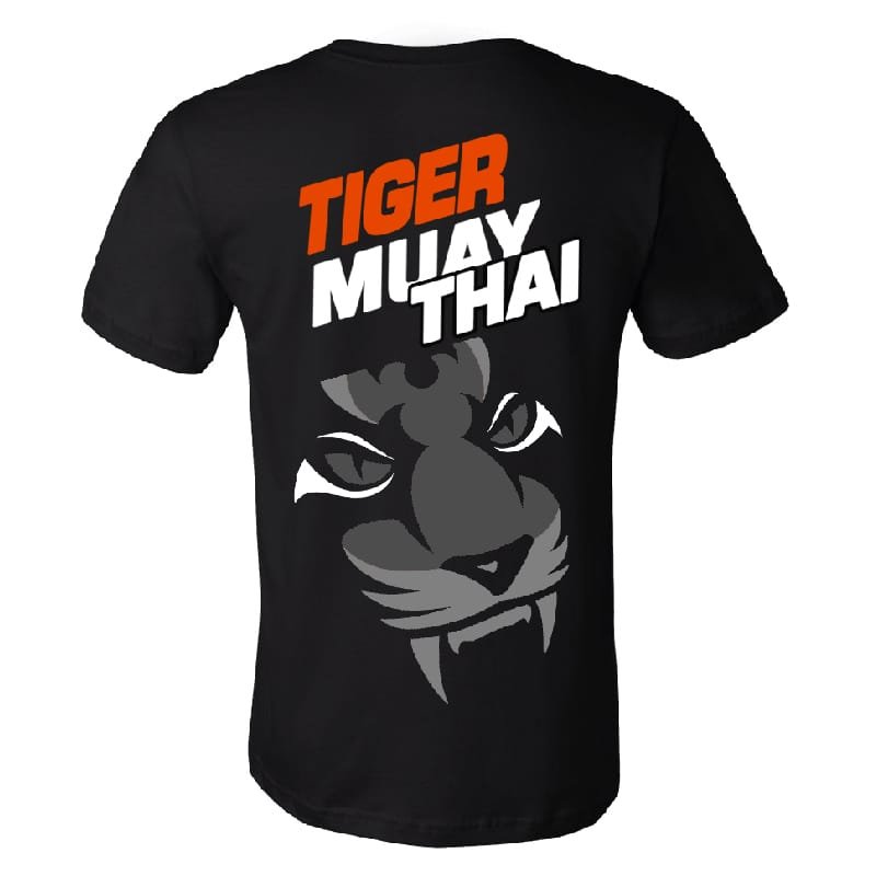 Camiseta Tiger Muay Thai manga corta color negro por detrás. Logo en el centro. Hecha de algodón extrasuave con costuras reforzadas. Para Muay Thai, boxeo, entrenamiento. 